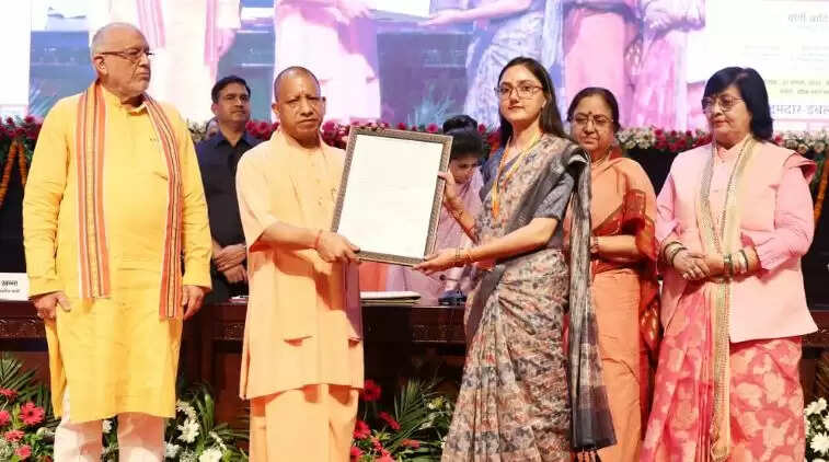 मुख्यमंत्री योगी ने 2,425 मुख्य सेविकाओं और 13 फार्मासिस्टों को नियुक्ति पत्र सौंपे