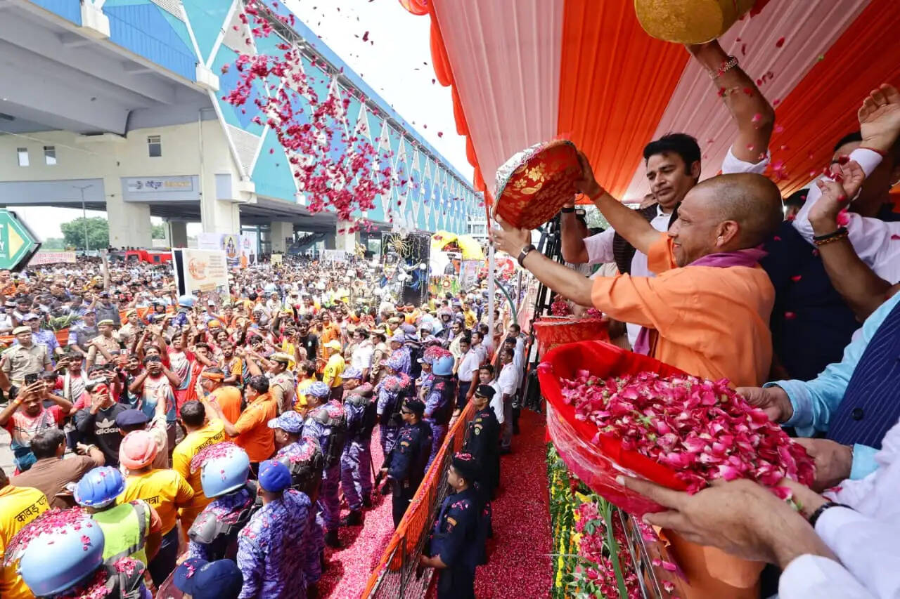 मुख्यमंत्री योगी आदित्यनाथ ने कांवड़ यात्रियों पर की पुष्पवर्षा
