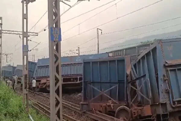 झारखंड में भीषण रेल दुर्घटना: दो मालगाड़ियों की टक्कर से दर्जनों बोगियां पटरी से उतरीं