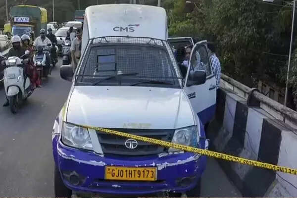 बेंगलुरु में दिनदहाड़े 7.11 करोड़ की डकैती, अपराधियों ने खुद को RBI अधिकारी बताया