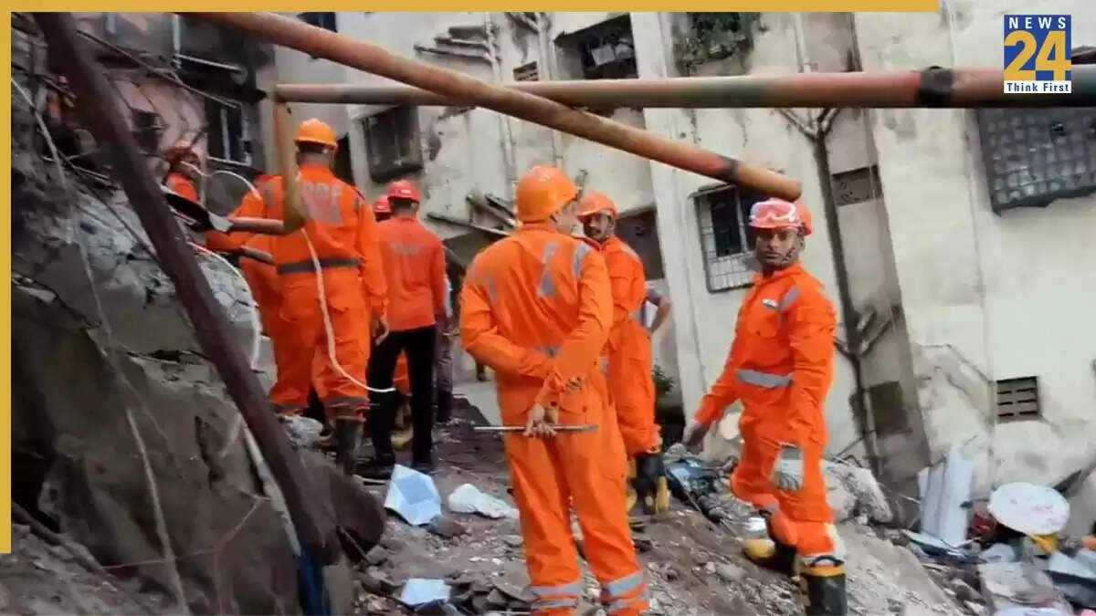 मुंबई में गणेश उत्सव के दौरान इमारत गिरने से 3 की मौत