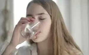 गर्मियों में गुनगुना पानी पीने के फायदे