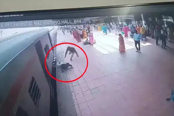 बेगूसराय रेलवे स्टेशन पर यात्री की जान बचाने वाला RPF जवान