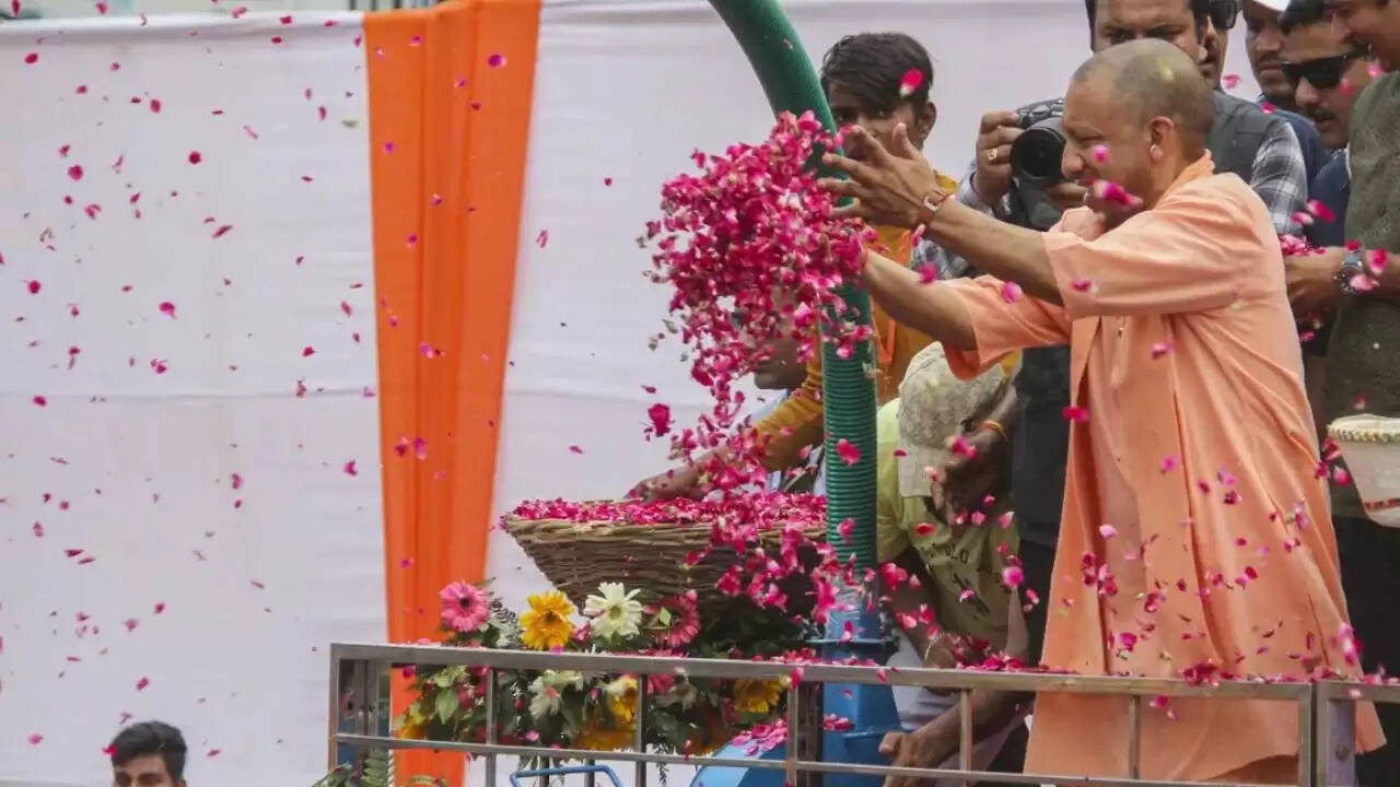 CM Yogi का कांवड़ यात्रा पर जोरदार स्वागत: श्रद्धालुओं की भक्ति और सामाजिक समरसता का प्रतीक