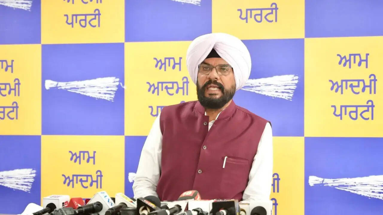 सुखबीर बादल पर कुलदीप धालीवाल का तीखा हमला: क्या है 'सुखबीर मॉडल'?