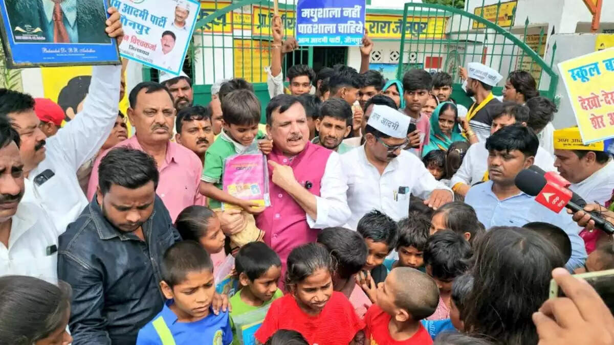 AAP सांसद संजय सिंह ने उत्तर प्रदेश में स्कूल बचाओ अभियान की शुरुआत की