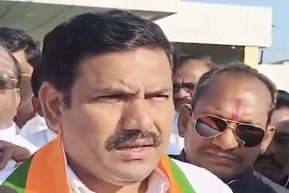 कर्नाटक में मुख्यमंत्री पद के लिए डी.के. शिवकुमार की उम्मीदवारी पर विपक्ष की तीखी प्रतिक्रिया