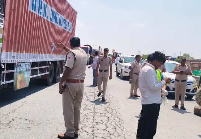 हरियाणा में सड़क दुर्घटना में पांच यूपी पुलिसकर्मियों की मौत