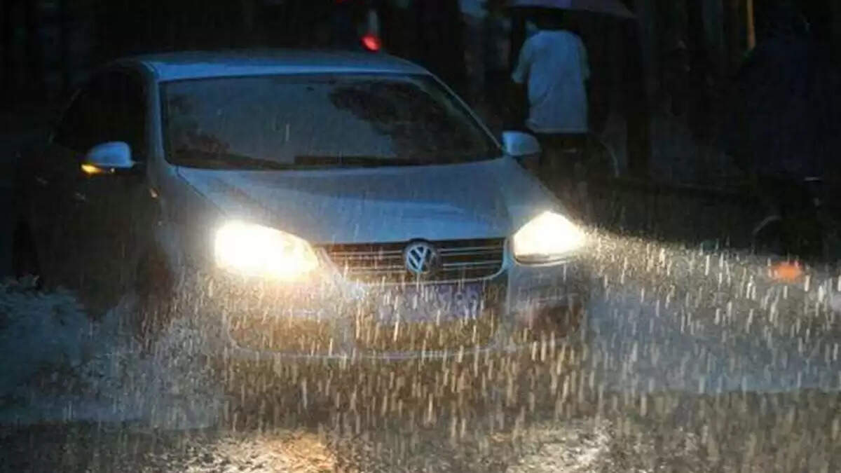बारिश में गाड़ी चलाने के लिए जरूरी टिप्स: अपनी कार को तैयार करें