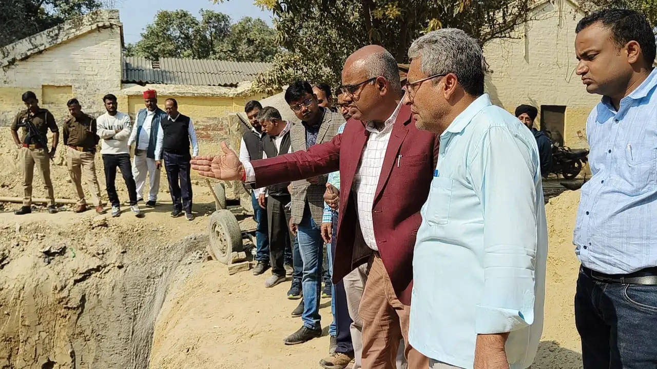 सीएसए में करोड़ों रुपये की लागत हो रहे कार्यों में लापरवाही देख डीएम ने जताई नाराजगी