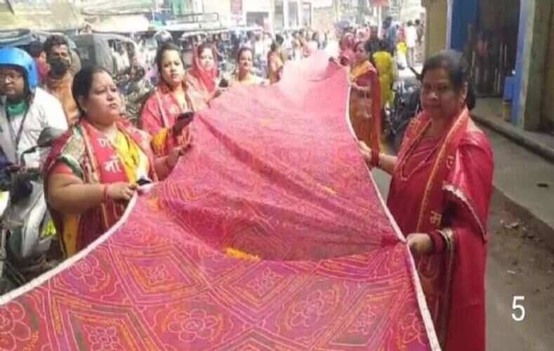 निकाली गई 108 मीटर की चुनरी शोभायात्रा, 201 महिलाओं ने चुनरी के साथ किया नगर भ्रमण