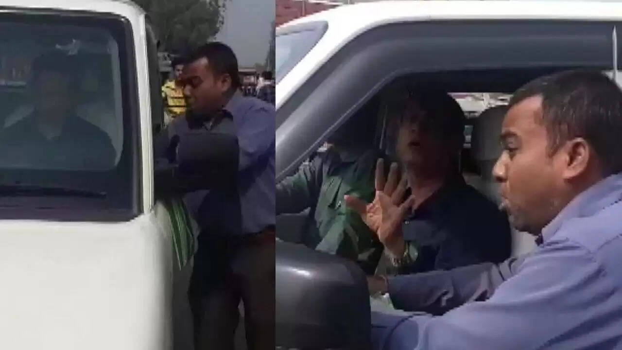 पश्चिम बंगाल में राशन कार्ड की गलती पर व्यक्ति का अनोखा विरोध