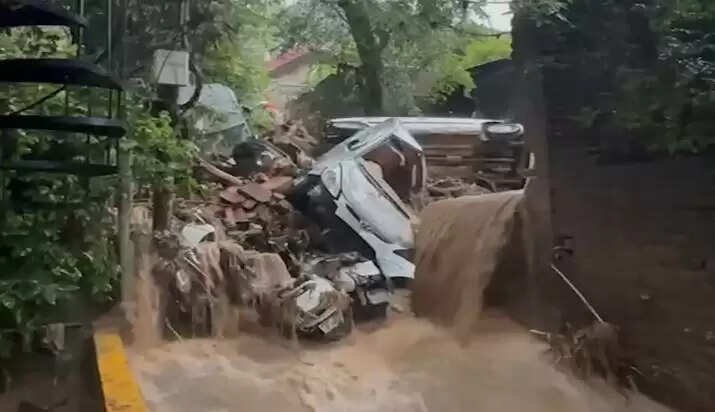 मंडी में बादल फटने से भारी तबाही, 3 की मौत और एक लापता