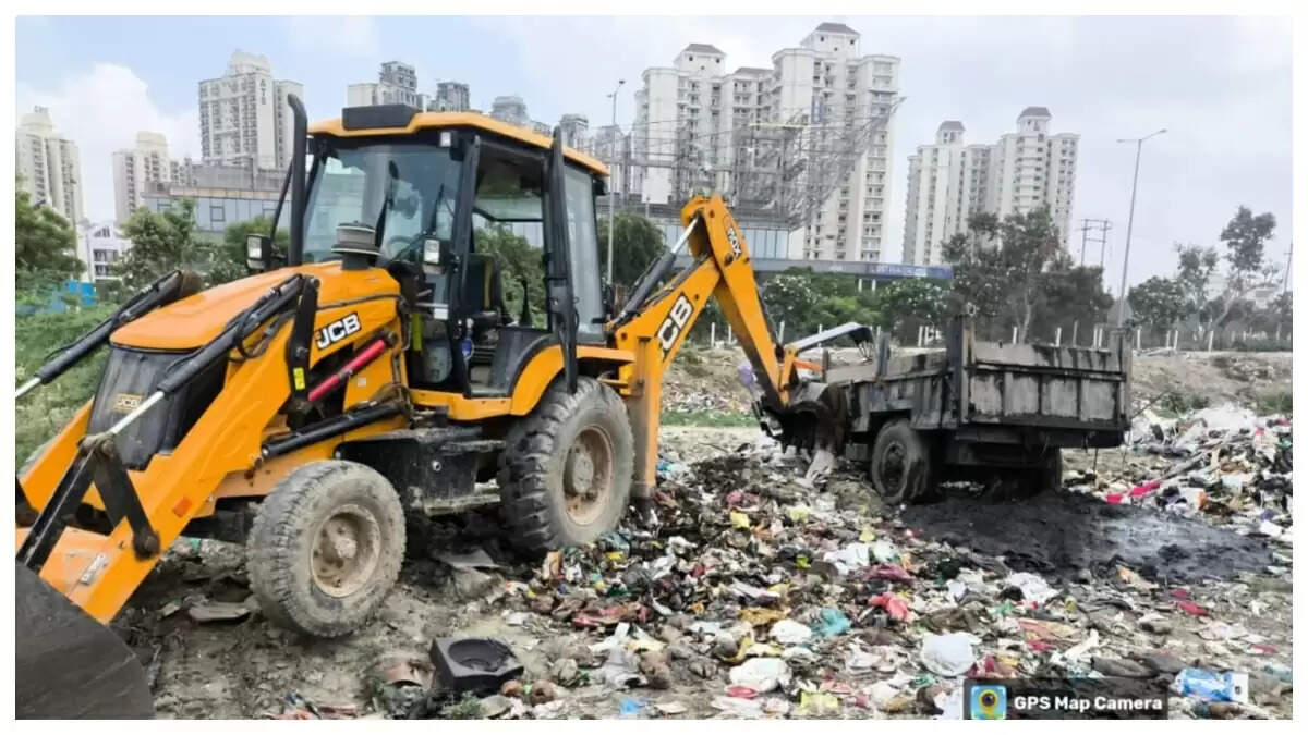 ग्रेटर नोएडा में अवैध कूड़ा फेंकने पर कड़ी कार्रवाई, एक लाख का जुर्माना