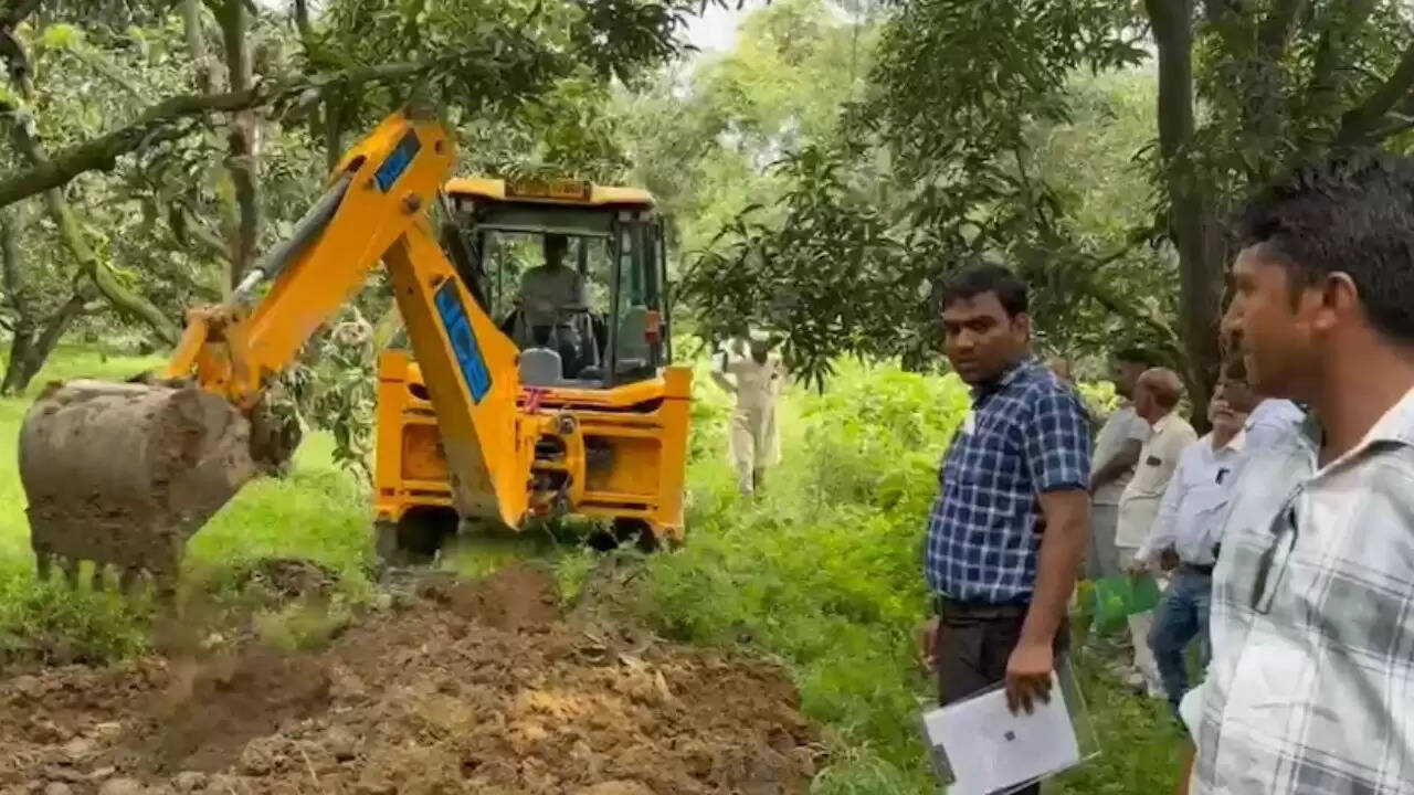 संभल में बुलडोज़र कार्रवाई: विधायक के बाग पर अतिक्रमण हटाया गया