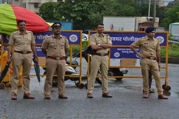 मुंबई में बम की झूठी धमकी से हड़कंप, पुलिस ने किया तलाशी अभियान