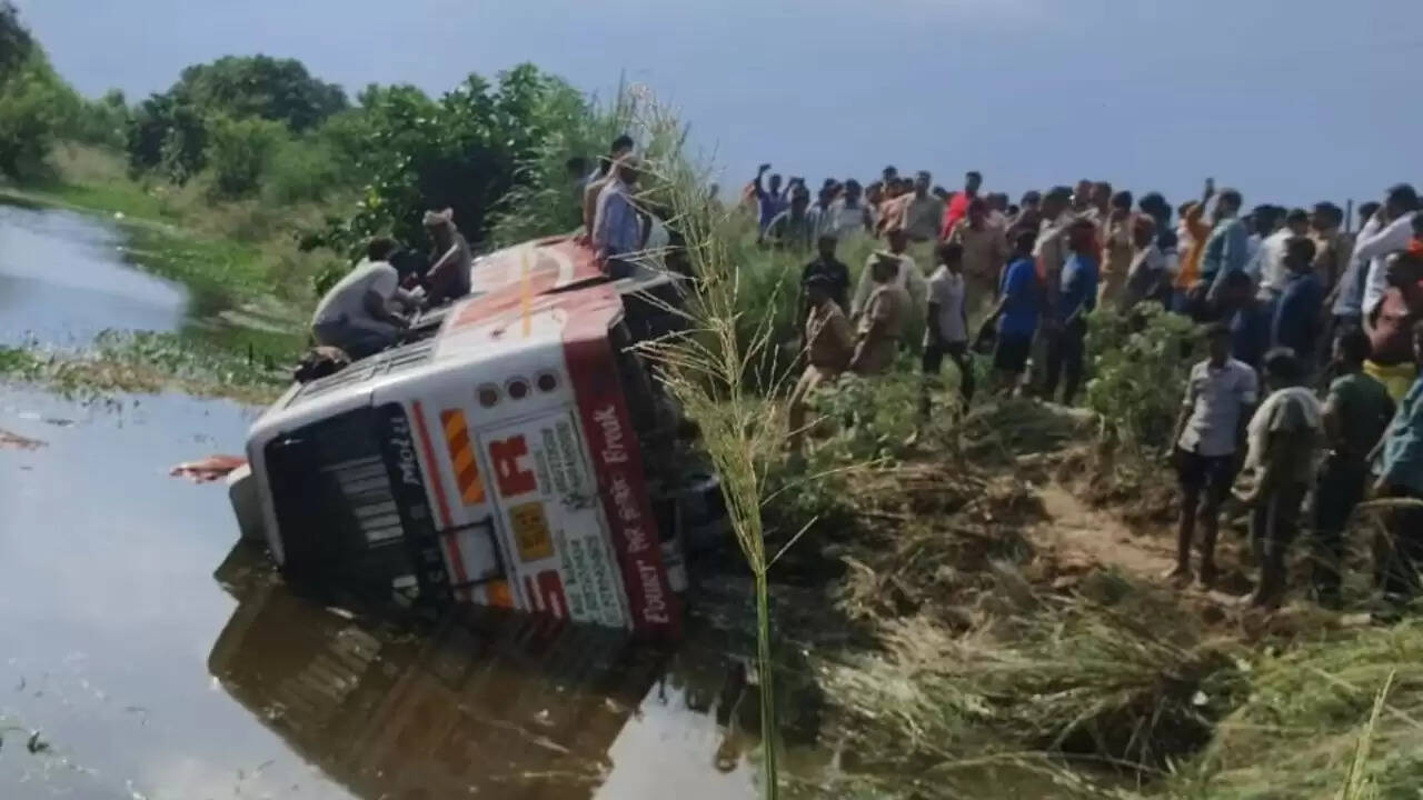 बदायूं में बस दुर्घटना: तेज रफ्तार से पलटी बस, महिला और बच्चे की मौत