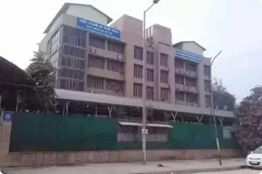 दिल्ली में सरकारी नौकरी की परीक्षाओं पर रोक, आयु सीमा बढ़ाने पर विचार