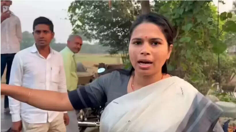 बिहार चुनाव में विधायक पूजा पाल पर मतदाताओं को पैसे देने का आरोप