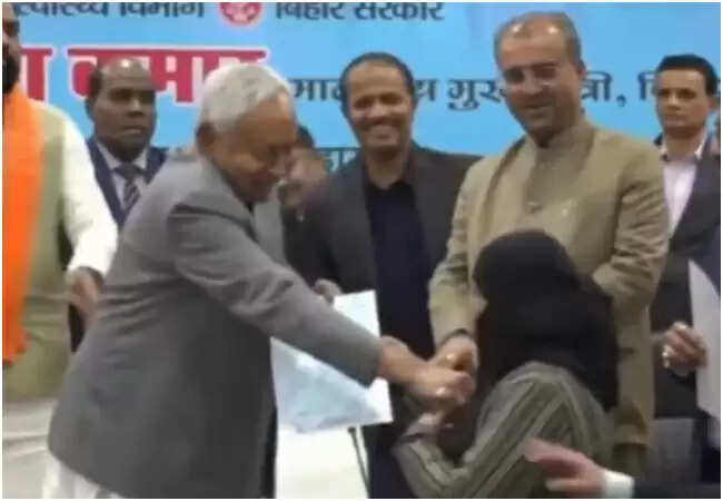 नीतीश कुमार के हिजाब खींचने के विवाद ने तूल पकड़ा