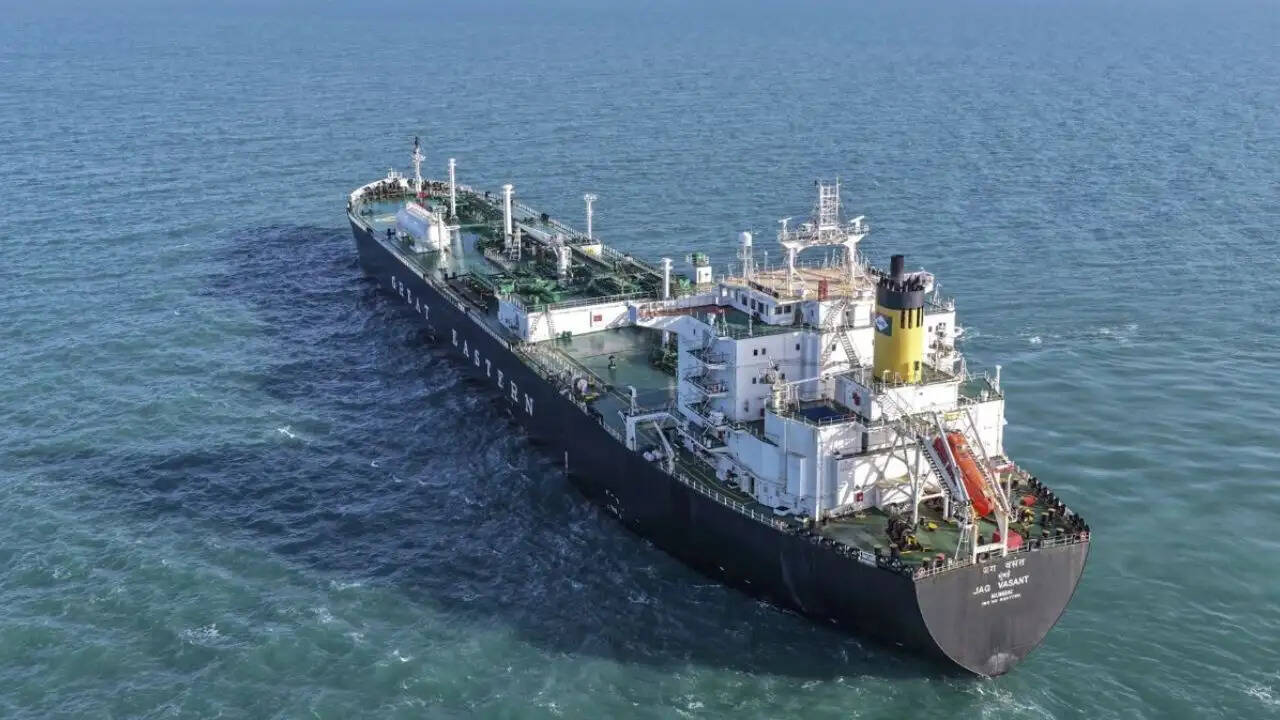 ईरान ने समुद्री नियमों के उल्लंघन पर भारतीय नागरिकों के साथ विदेशी जहाजों को जब्त किया