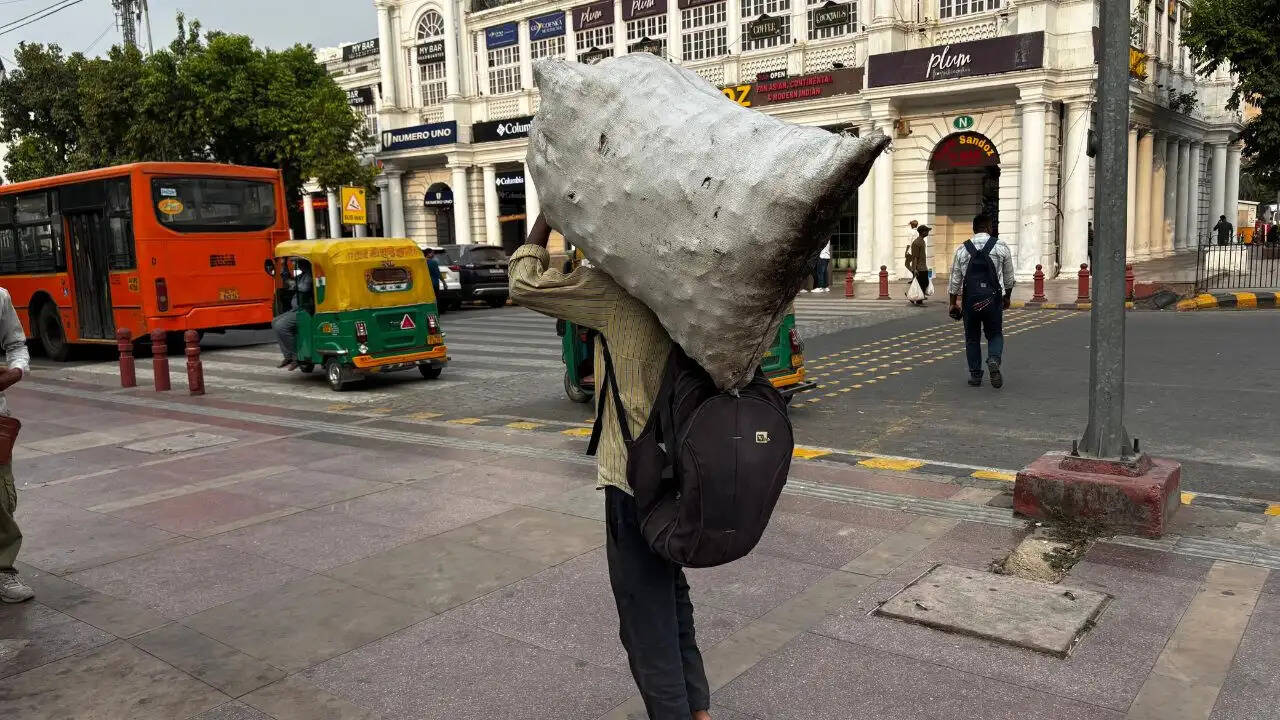 दिल्ली में प्रदर्शन के बीच रोजी-रोटी की जुगाड़: विनोद की कहानी