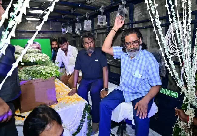 झारखंड के पूर्व सीएम शिबू सोरेन को अंतिम विदाई, भावुक श्रद्धांजलि
