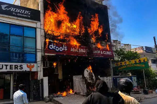 लखनऊ में कोचिंग सेंटर में भीषण आग, छात्रों ने बचने के लिए कूद लगाई