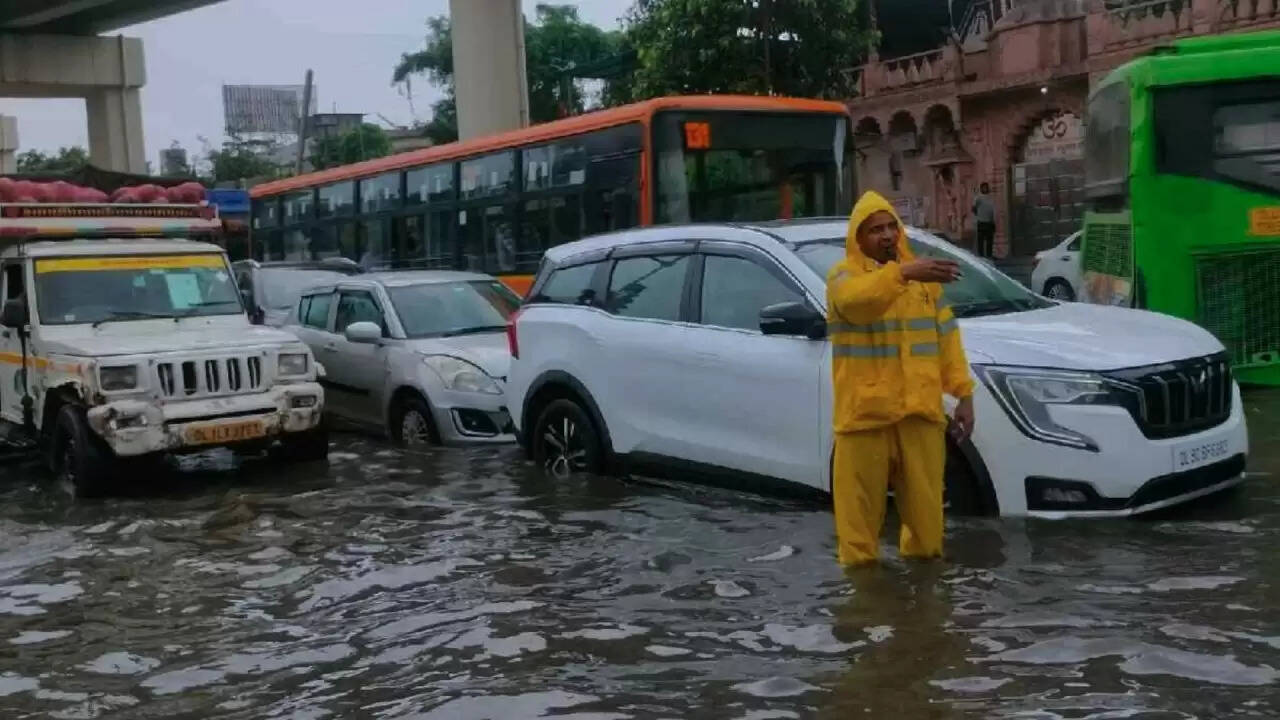 दिल्ली एनसीआर में बारिश का कहर: जलभराव और ट्रैफिक जाम से परेशान लोग