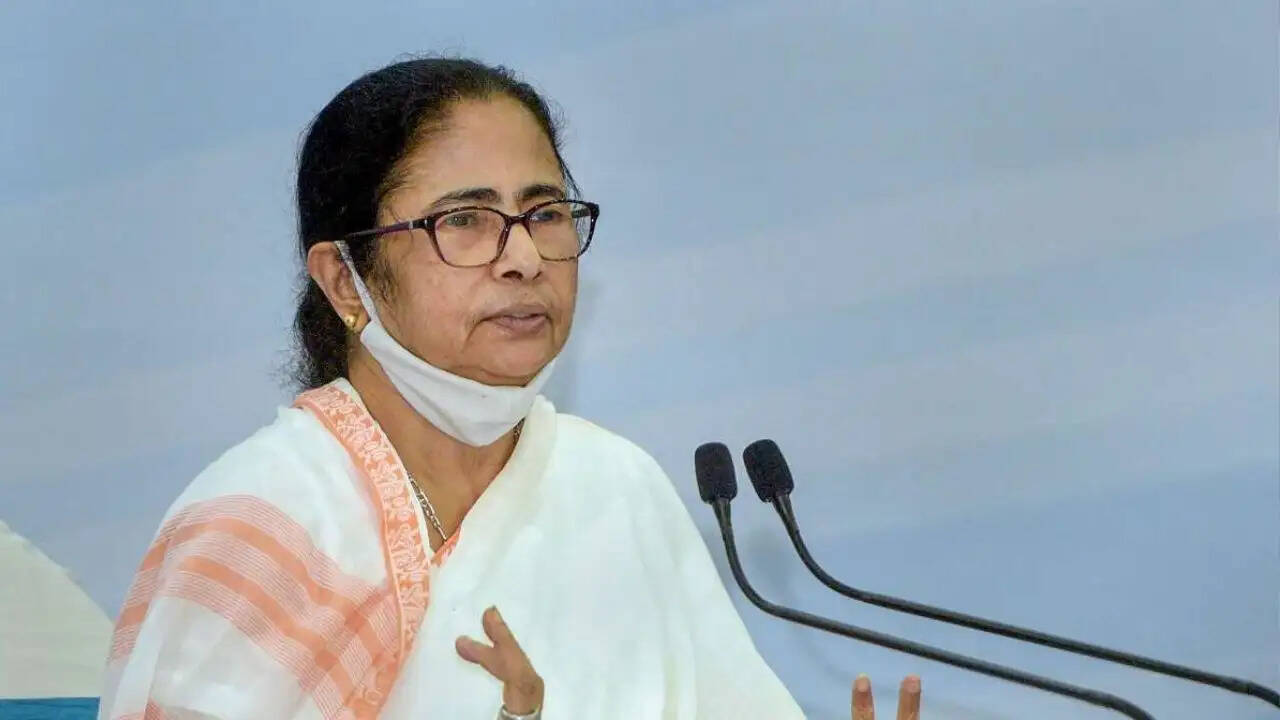 पश्चिम बंगाल में टीएमसी के नेताओं का बीजेपी में शामिल होने का संकेत