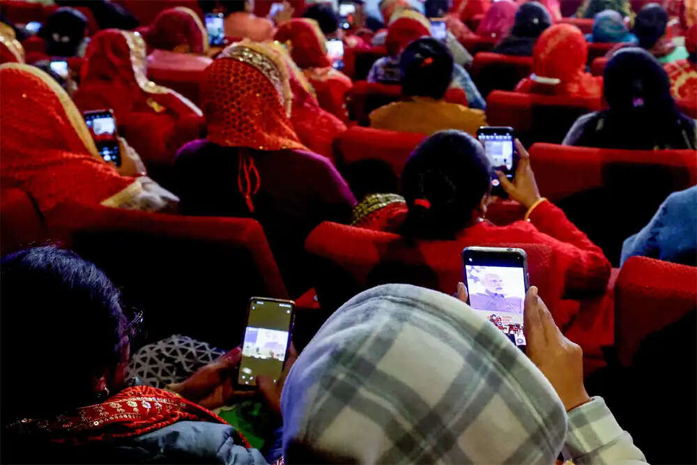 सोशल मीडिया पर भाजपा की चुनौतियाँ: नए नियम और सवर्ण समर्थकों की नाराजगी