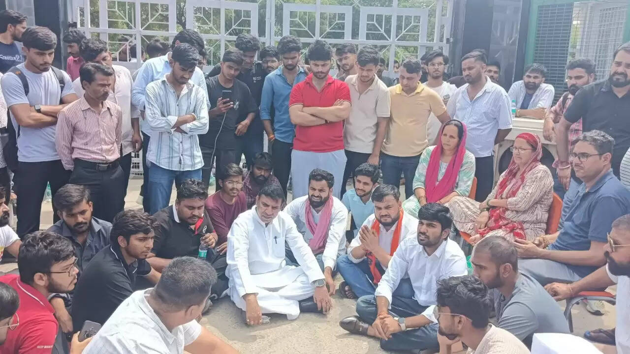 ग्रेटर नोएडा की शारदा यूनिवर्सिटी में छात्रा की आत्महत्या: परिवार ने न्याय की मांग की