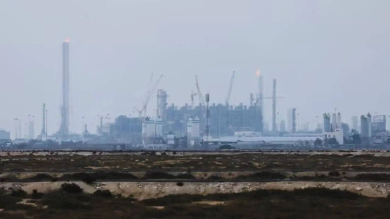 ईरान के हमलों से कतर के गैस हब में हड़कंप, क्या है इसके पीछे की कहानी?