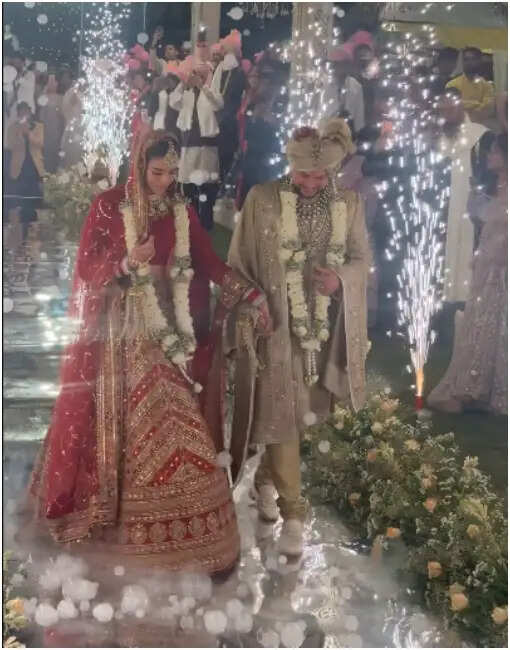 कुलदीप यादव और वंशिका चड्ढा की भव्य शादी: तस्वीरों में देखें खास लम्हें