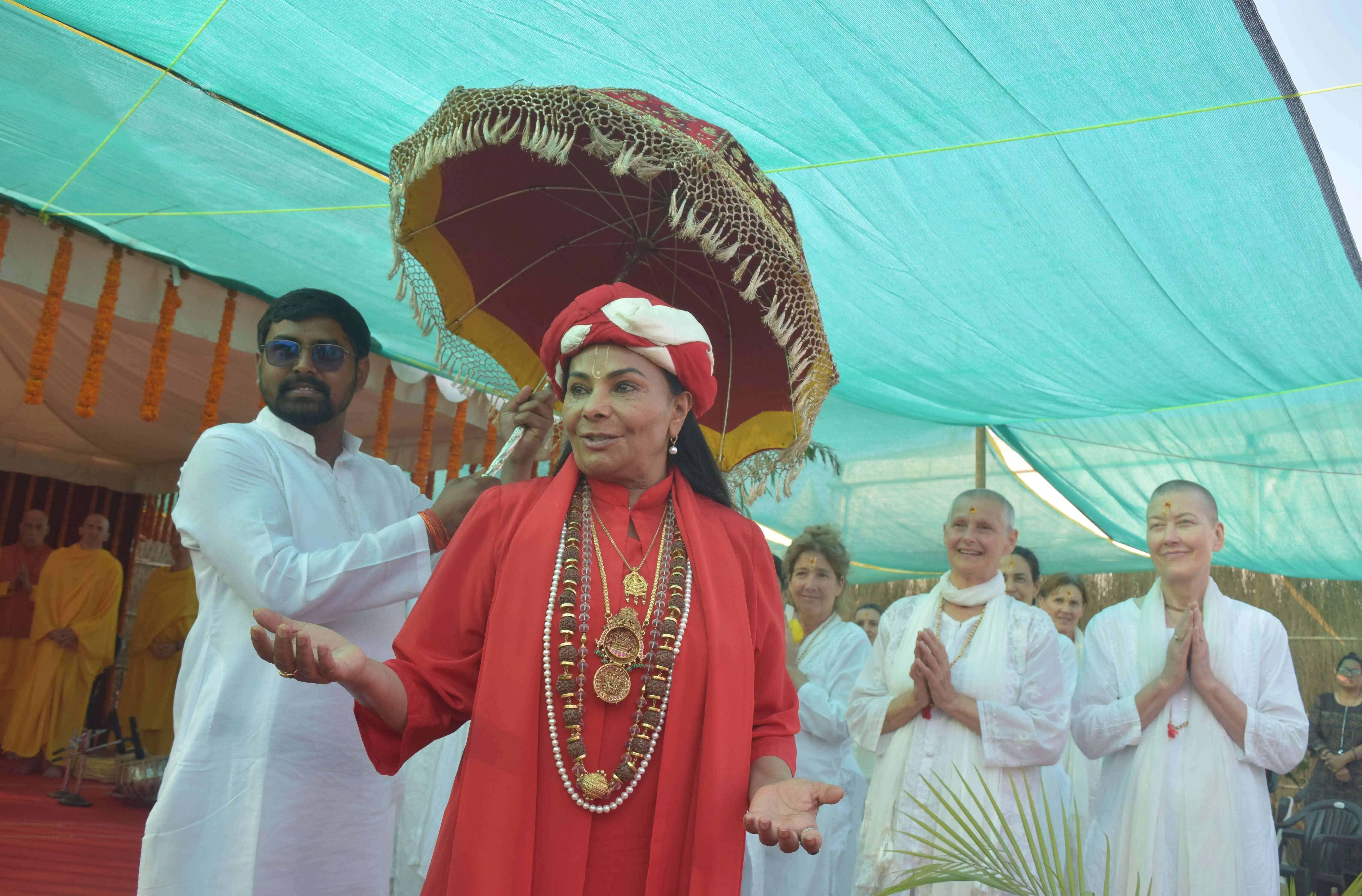 महाकुम्भ मेला क्षेत्र में बने पण्डाल में अपने श्रद्वालुओं से मिलती मां गुरूमाता