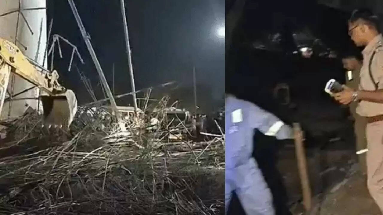 फ़िरोज़ाबाद में रेलवे ओवरब्रिज गिरने से मच गई अफरा-तफरी, ठेकेदार लापता