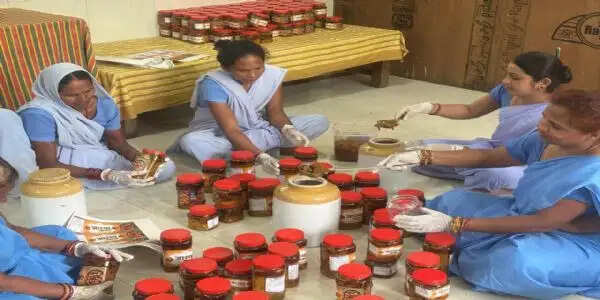 जेल की चारदीवारी में बदल रही जिंदगी, रायपुर केंद्रीय जेल की महिला बंदी बना रहीं स्वादिष्ट अचार