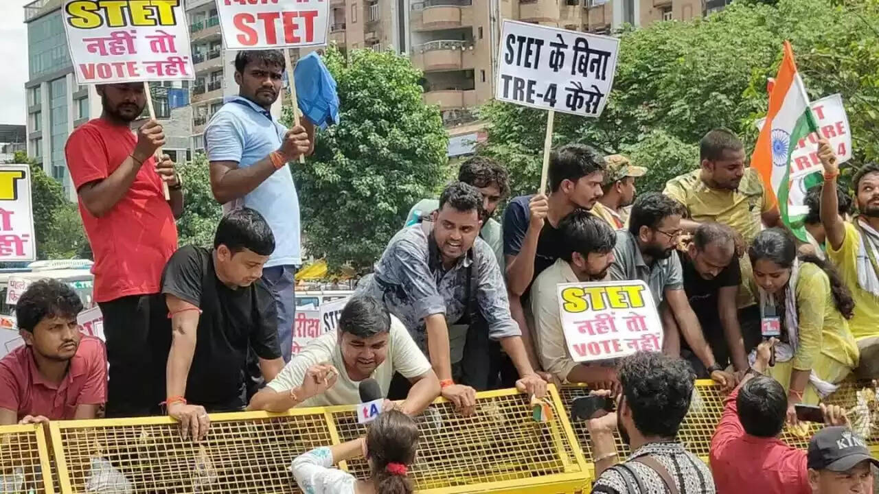 बिहार में शिक्षक अभ्यर्थियों का प्रदर्शन: STET परीक्षा की मांग