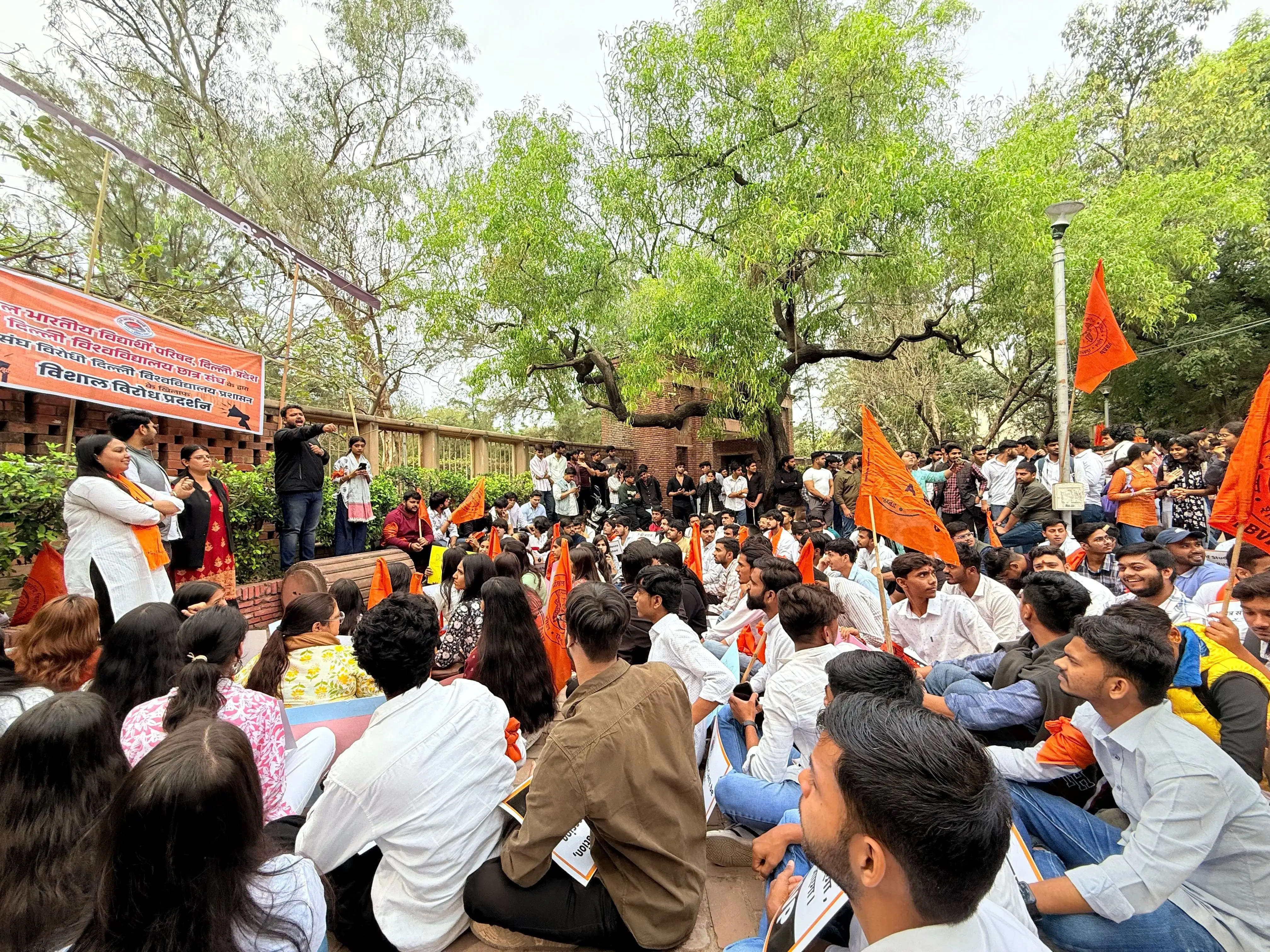 डूसू चुनाव में अप्रत्यक्ष मतदान की सिफारिश के विरोध में एबीवीपी का प्रदर्शन