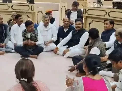 कांग्रेस विधायकों ने विधानसभा में गुजारी दो रात, तीसरे दिन भी धरना जारी