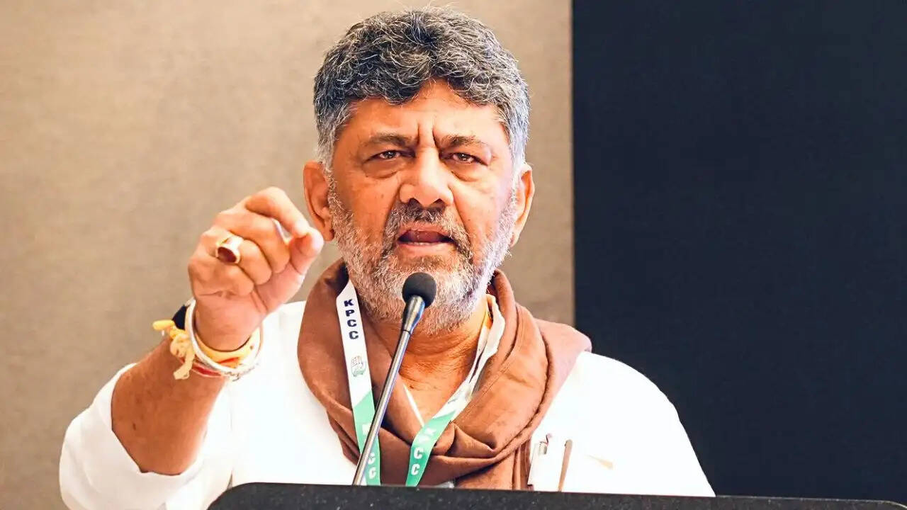 कर्नाटक में नेतृत्व परिवर्तन: सिद्दरमैया की राज्यसभा में जाने की तैयारी, डीके शिवकुमार बनेंगे नए मुख्यमंत्री