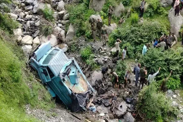 जम्मू-कश्मीर में CRPF वाहन दुर्घटना: तीन जवानों की मौत, 15 घायल
