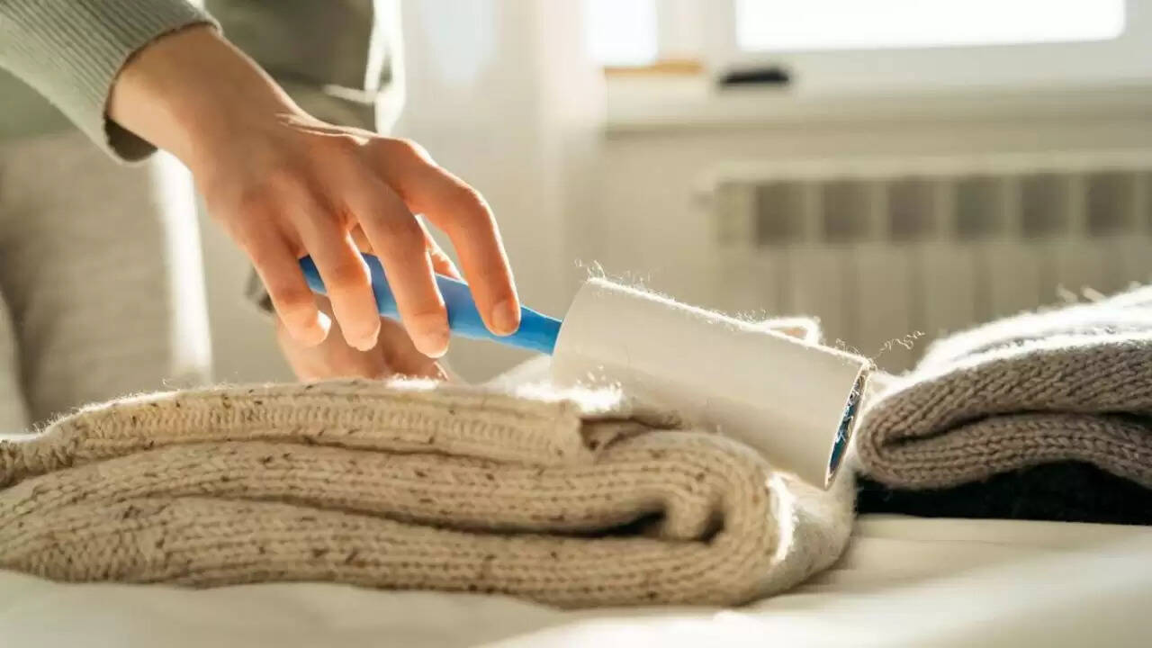 सर्दियों में ऊनी कपड़ों की देखभाल: स्वेटर और कोट को नया जैसा कैसे रखें?