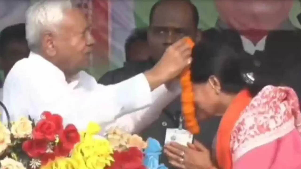 बिहार विधानसभा चुनाव 2025: नीतीश कुमार की सभा में हल्का पल और विपक्ष की प्रतिक्रिया