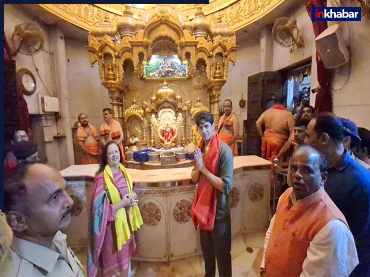 सिद्धार्थ मल्होत्रा ने सिद्धिविनायक मंदिर में मां के साथ लिया आशीर्वाद