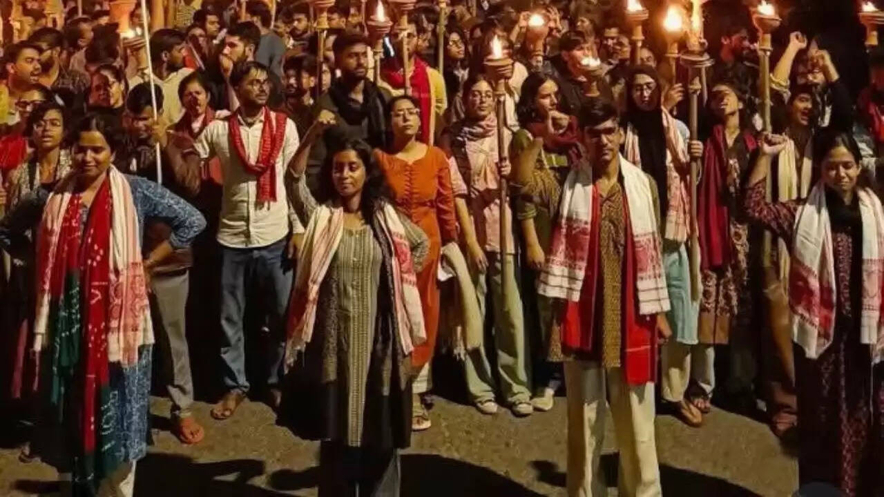 जेएनयू छात्र संघ चुनाव में लेफ्ट पार्टियों की शानदार जीत