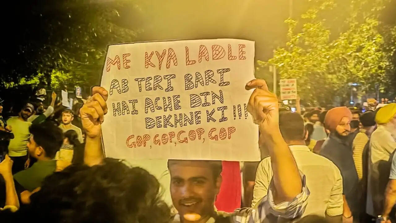दिल्ली के जंतर-मंतर पर GenZ का अनोखा प्रदर्शन: गालियों के साथ उठी आवाज़ें