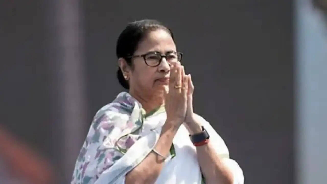 ममता बनर्जी का चौंकाने वाला निर्णय: चुनाव से पहले कई महत्वपूर्ण पदों से दिया इस्तीफा