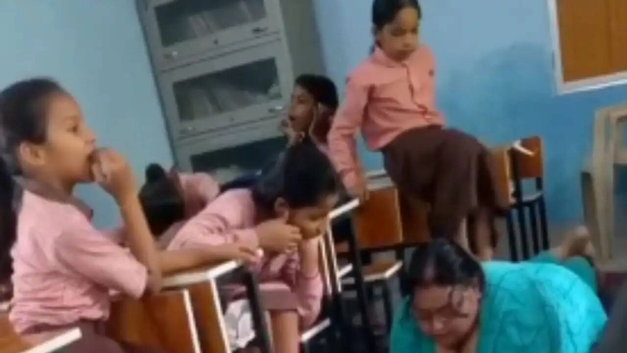 उत्तर प्रदेश में स्कूल की हेडमिस्ट्रेस का विवादास्पद वीडियो वायरल