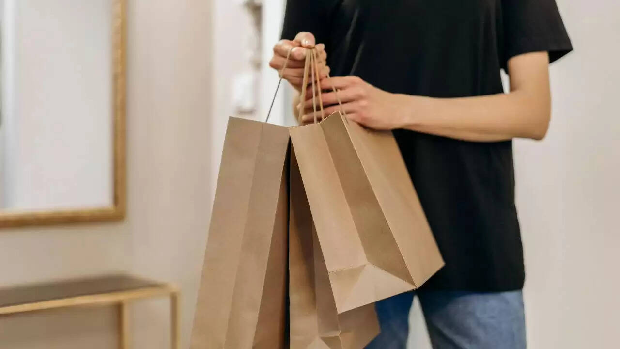क्या मॉल में पेपर बैग के लिए चार्ज लेना है कानूनी? जानें अपने अधिकार